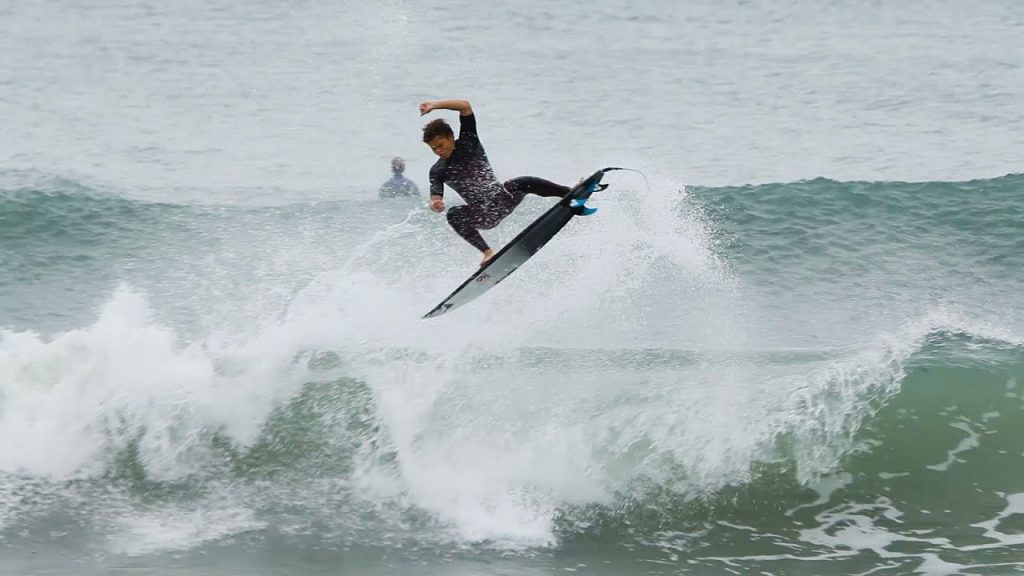 Leo Casal utiliza wetsuits Mormaii nos dias mais frios em Floripa (SC).