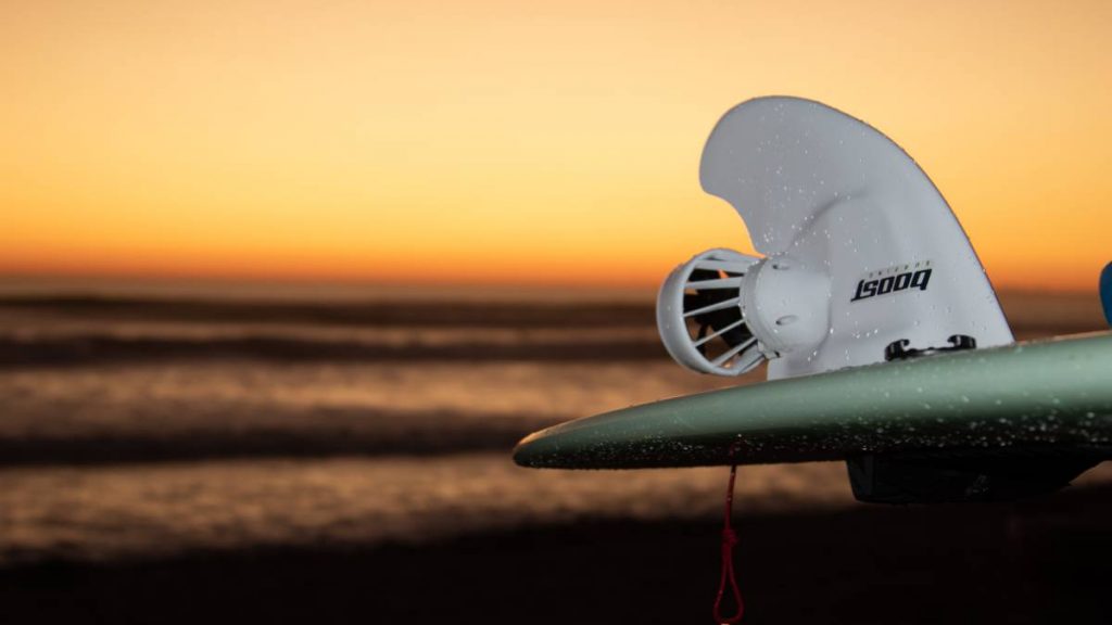 Empresa lança quilha com motor elétrico que pode ser conectado a qualquer prancha de surfe.