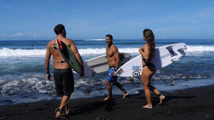 Jeremy Flores, Michel Bourez e Johanne Defay, Taiti, Polinésia. Foto: Divulgação.