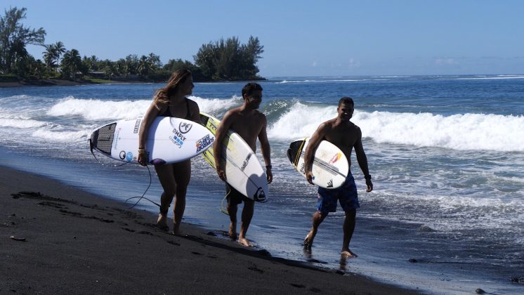 Johanne Defay, Jeremy Flores e Michel Bourez, Taiti, Polinésia. Foto: Divulgação.