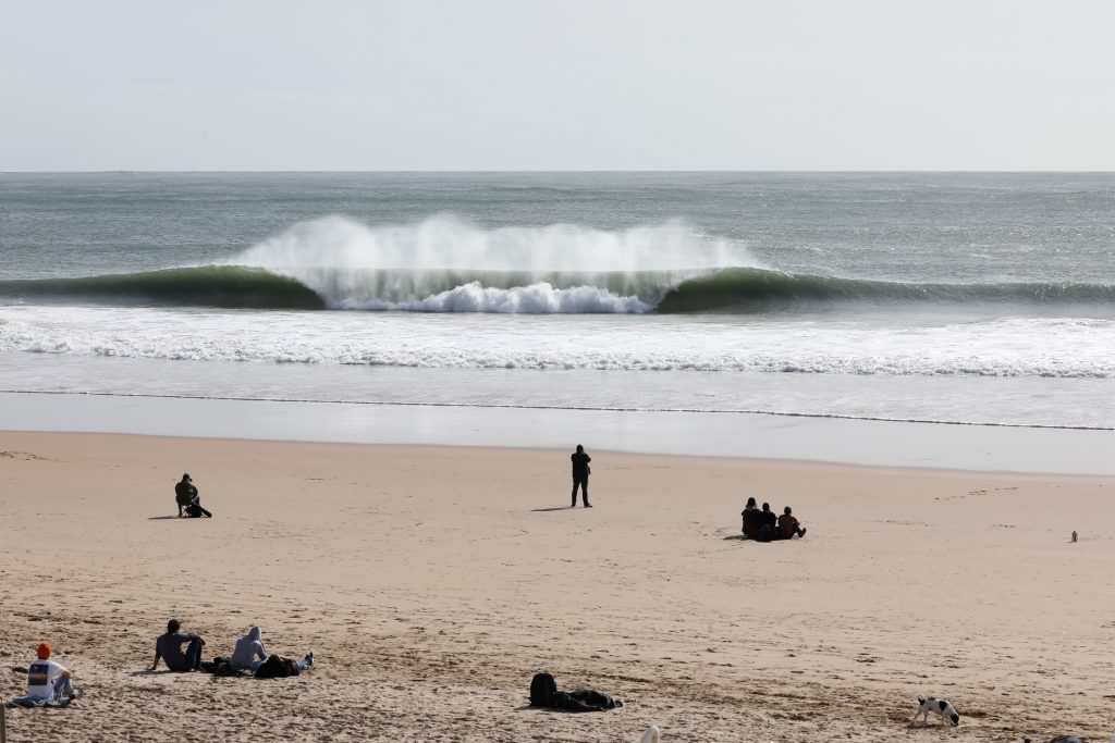 Segundo a Autoridade Marítima de Portugal, ainda é permitido ir à praia sozinho para surfar.