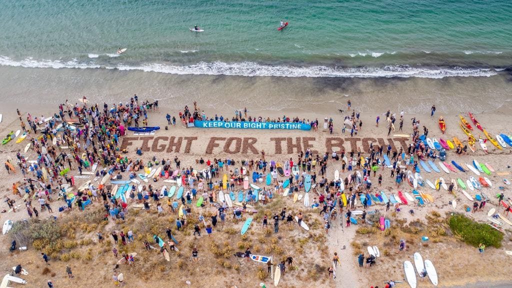 Surfistas lideram protesto contra exploração de petróleo no sul da Austrália.