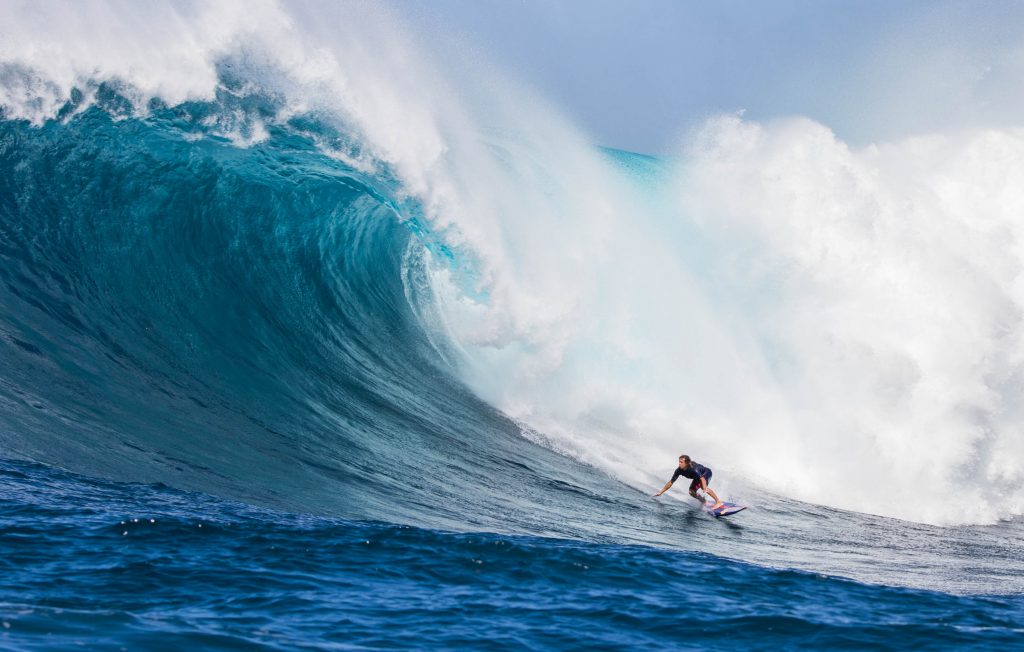 Kai Lenny, um dos surfistas de ondas grandes mais rápidos do planeta.