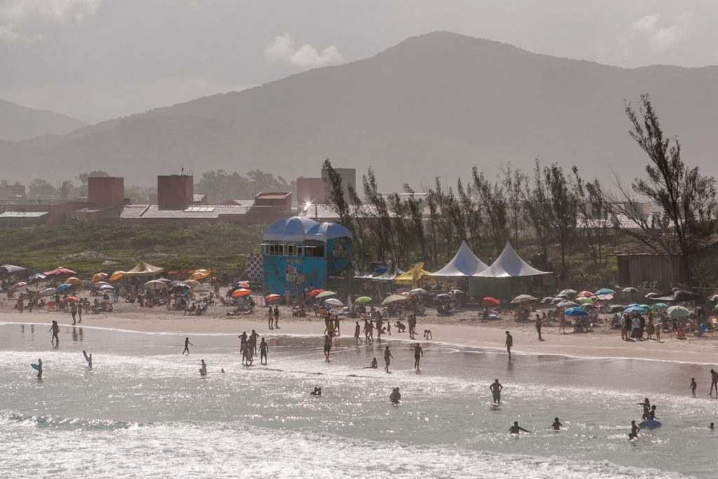 Praia da Ferrugem (SC) recebe abertura do Circuito Banco do Brasil de Surfe.