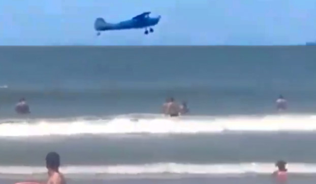 Avião cai na praia do Tombo