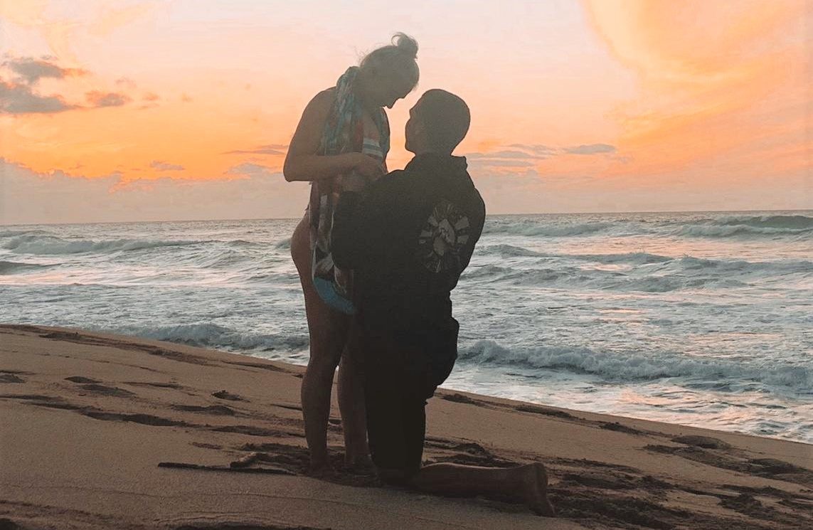 Tatiana Weston-Webb é pedida em casamento por Jessé Mendes no Havaí e diz sim.
