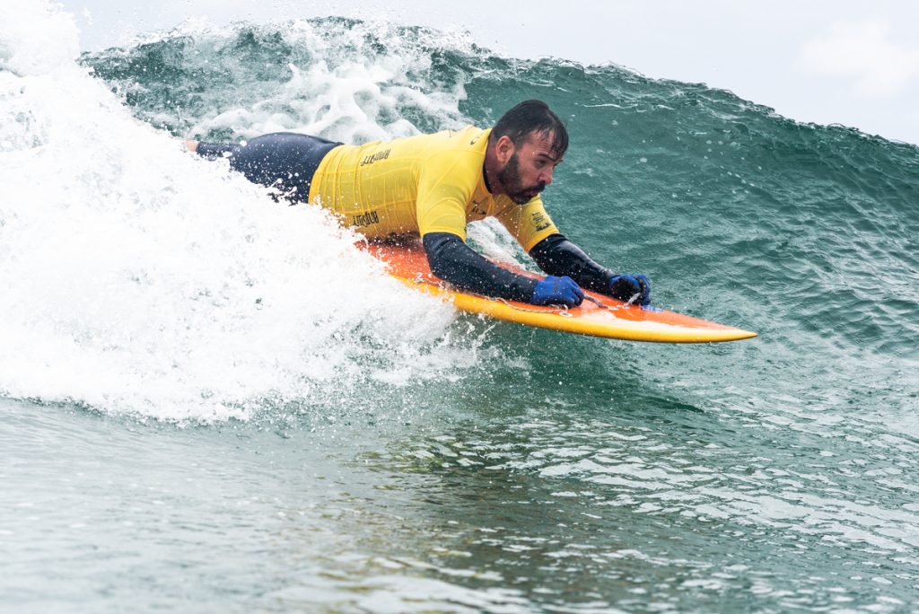 Eduardo Mayr comanda dobradinha com Davizinho “Radical” e está na semi da Men´s Para Surf Prone 2.