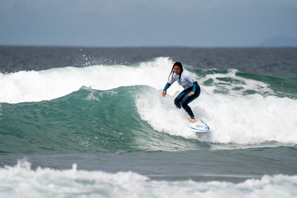 Malu Mendes foi uma das campeãs do ISA Para Surfing Championship, em La Jolla, Califórnia.