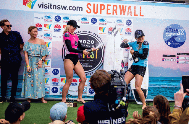 Macy Callaghan e Bronte Macaulay, Surfest Newcastle Pro 2020, Merewether Beach, Austrália. Foto: WSL / Tom Bennett.