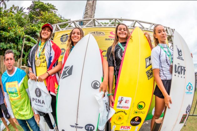 Pódio Feminino Sub 16, Silverbay CBSurf Junior Tour 2020, Praia da Tiririca, Itacaré (BA). Foto: Fabriciano Junior.