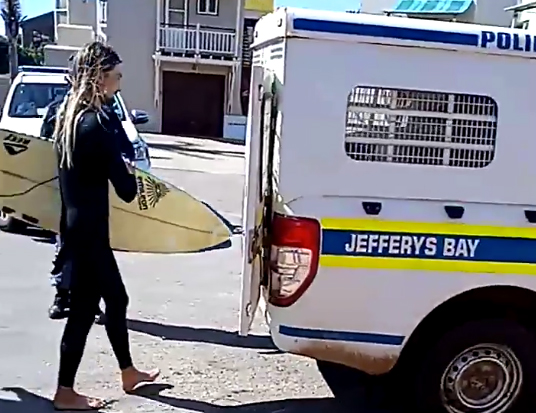 Surfistas são levados à delegacia pela polícia sul-africana.