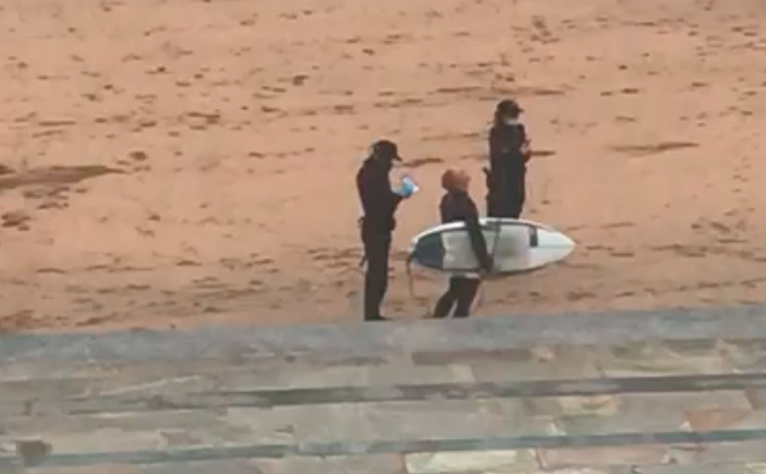 Polícia aplica multa a surfista no País Basco.