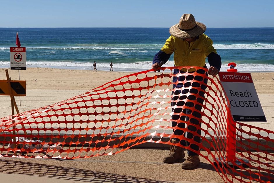 Funcionário retira faixa de proteção na Gold Coast.