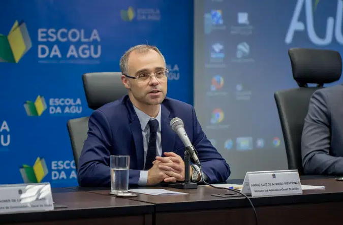 André Mendonça critica ‘decisões autoritárias’ de governadores e prefeitos.
