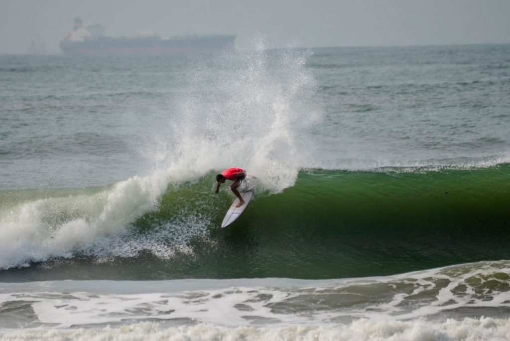 Fred Cardoso em ação na Praia de Pitangueiras, Guarujá (SP).