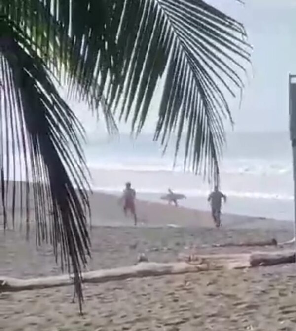 Surfista é perseguido pelo policial em Playa Hermosa.