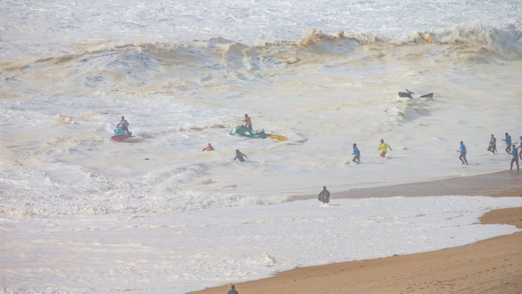 Cena do resgate dramático na Praia do Norte.