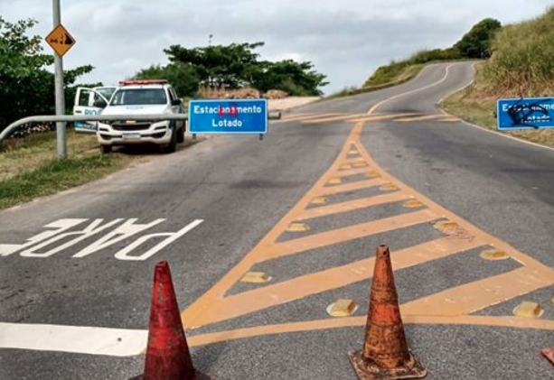 Polícia bloqueia acesso na Estrada do Pontal, Recreio dos Bandeirantes.