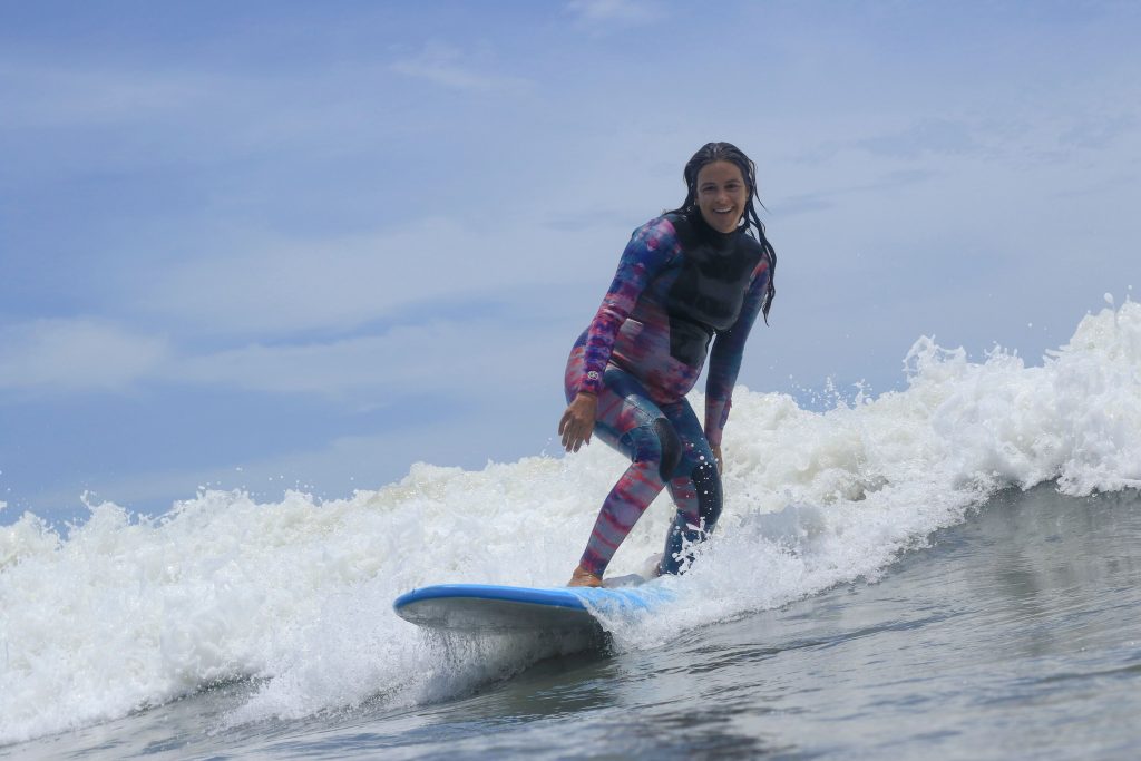 Claudia Gonçalves relata o privilégio de surfar grávida.