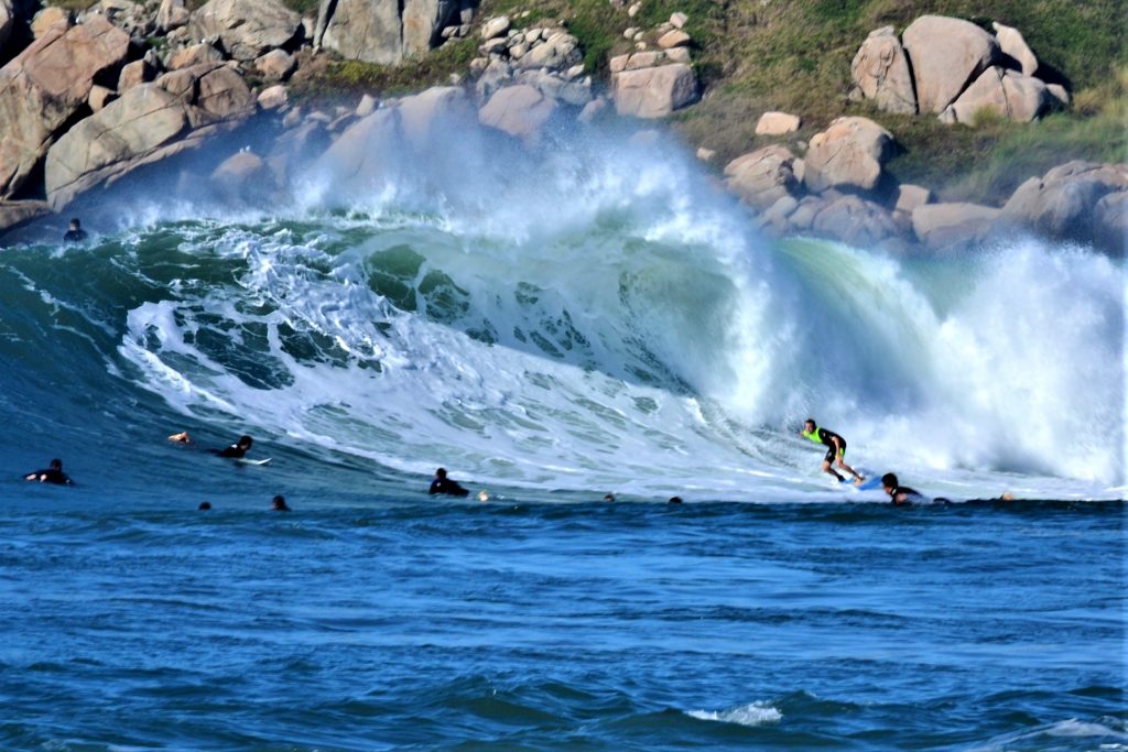 Surfe está temporariamente proibido na Praia da Vila e outros picos de Imbituba.