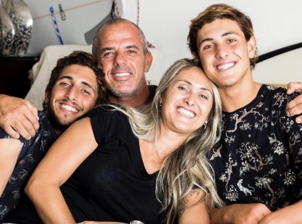 Michele Cabral comanda uma família de surfistas em Saquarema.