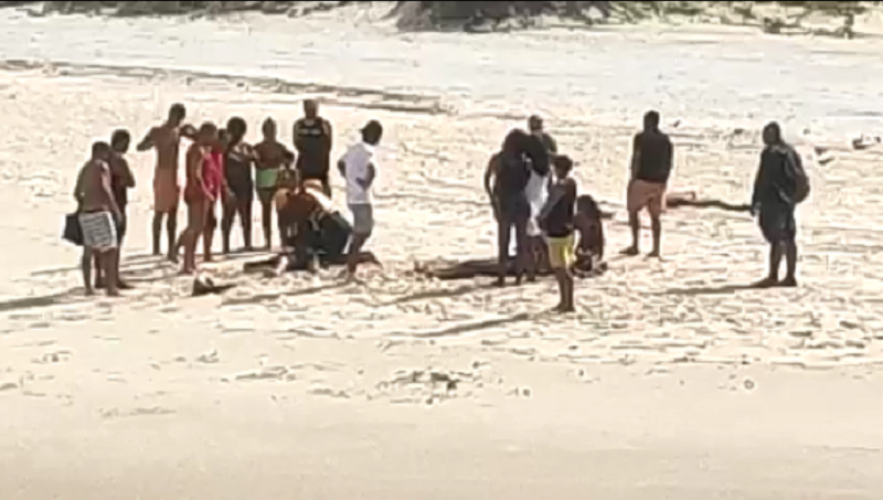 Vítimas são socorridas na areia após acidente no Quebra-Mar.