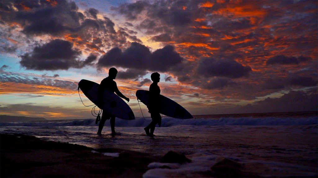 Somente os surfistas conhecem aquela sensação única de caminhar em direção ao mar logo na primeira luz do dia.