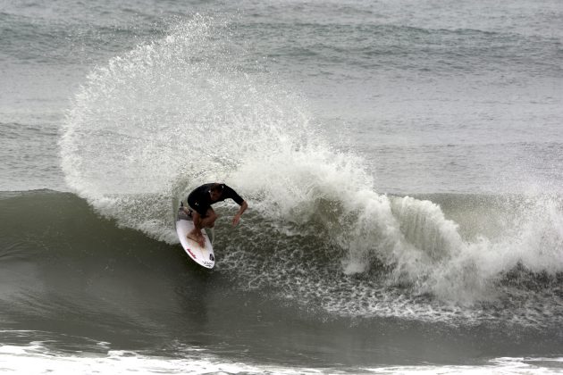 Stefano Dornelles, Praia da Cal, Torres (RS). Foto: Angelo Demore / @angelinphotos.