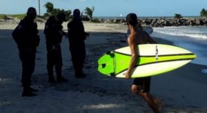 Surfistas saem da água sem oferecer resistência.