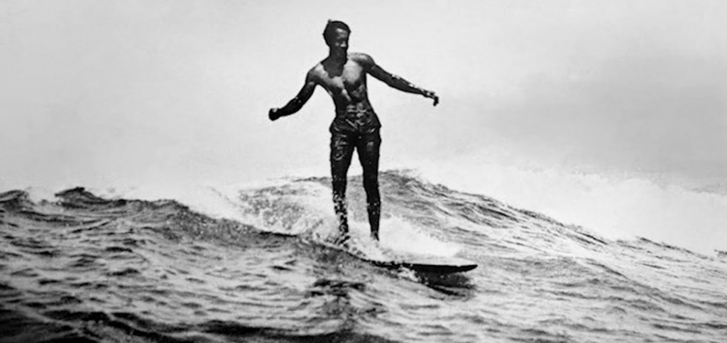 Duke Kahanamoku levou o surfe do Havaí para o mundo.