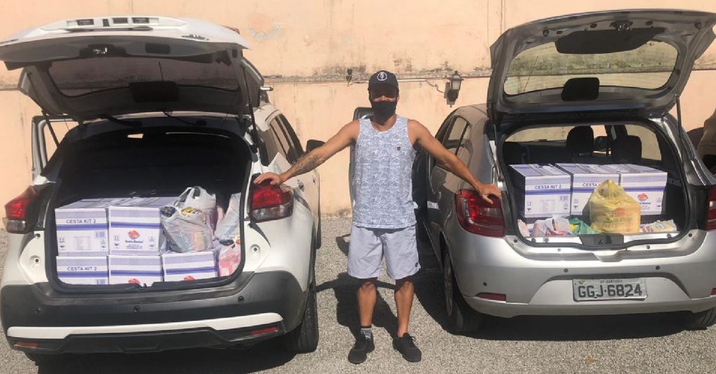 Doações de Deivid Silva resultam na compra e distribuição de cestas básicas.