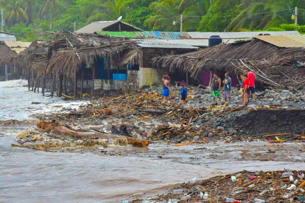 Rio transborda e causa estragos em El Sunzal.