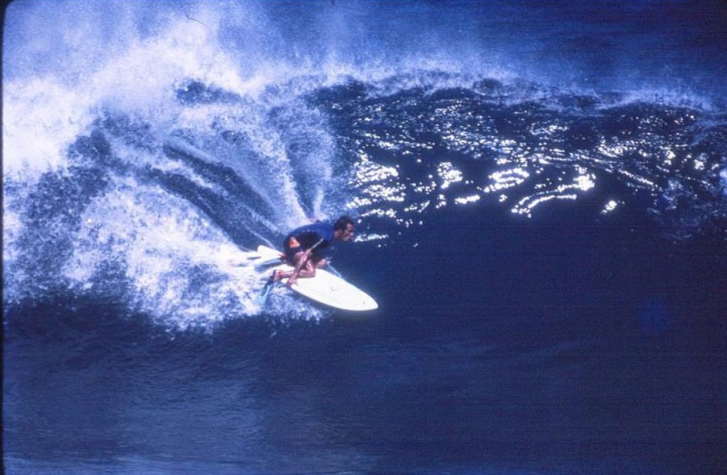 “Mestre” Sérgio Peixe dedicou grande parte da sua vida ao surfe de joelho.