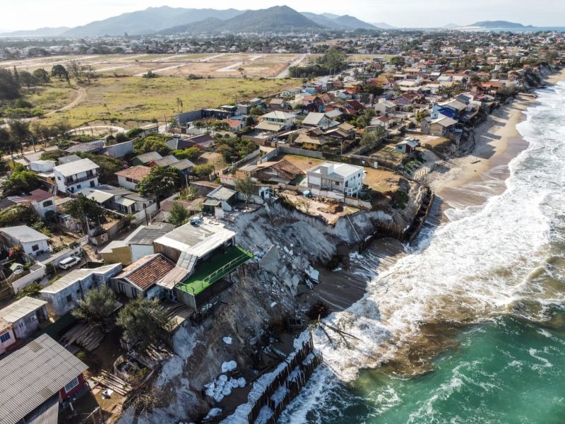 Construções vão abaixo com forte ressaca no início de junho no Campeche.