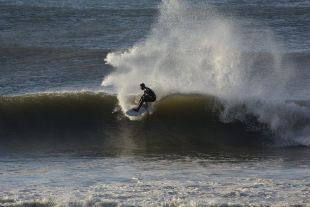 Michael Rodrigues, Praia da Cal, Torres (RS). Foto: Angelo Demore / @angelinphotos.