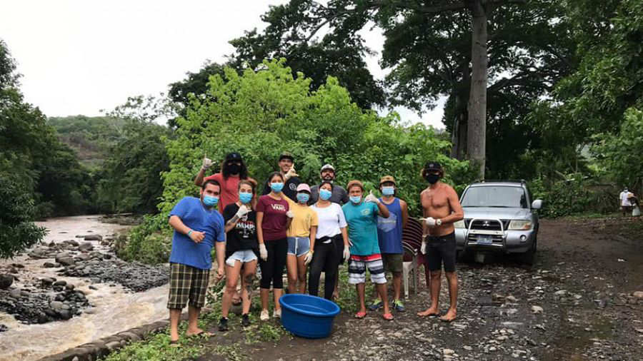 Surfistas ajudam comunidades da região de La Libertad.