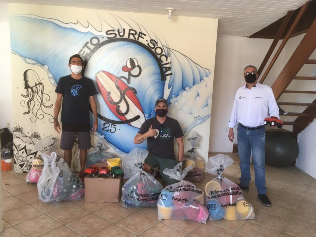 ONG Eco Local Brasil distribui 150 brinquedos na comunidade do Morro do 25.