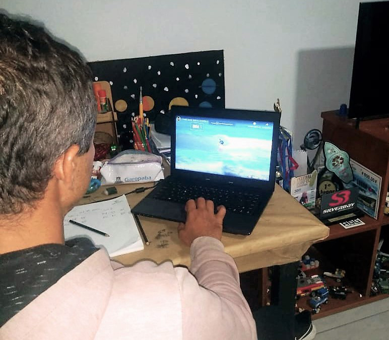 Árbitro da Fecasurf, Nelson Mike julga a etapa virtual direto de sua residência, em Garopaba (SC).