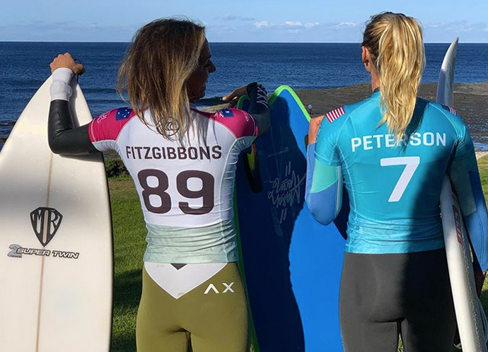 Sally Fitzgibbons e Lakey Peterson treinam juntas na Austrália.