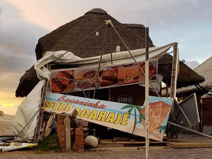 Passagem de ciclone causa estragos na orla de Torres.