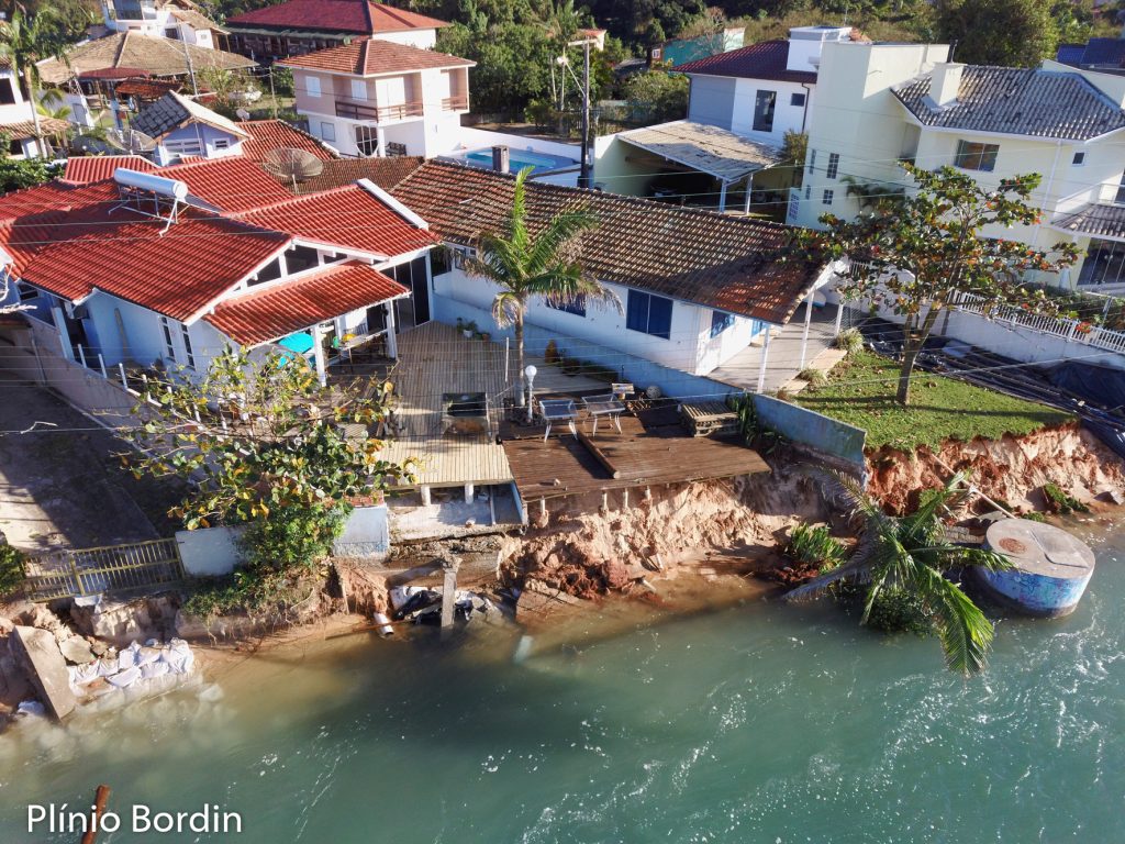 Ressacas e ciclones subtropicais causam insegurança aos residentes que vivem às margens do Rio.