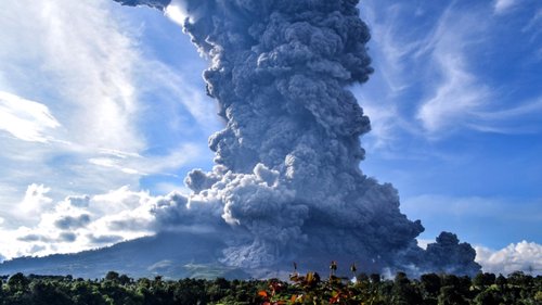 Vulcão Sinabung é um dos mais ativos de Sumatra, Indonésia.