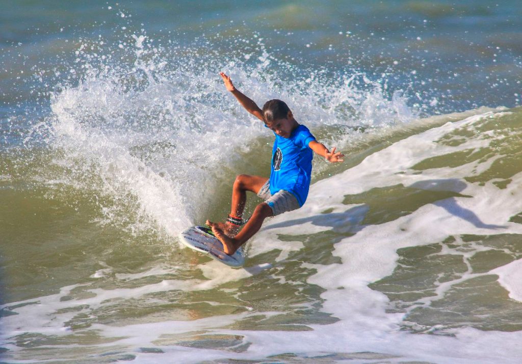Local de Baía Formosa (RN), Matheus Jhones, 7, foi o surfista mais jovem da competição.