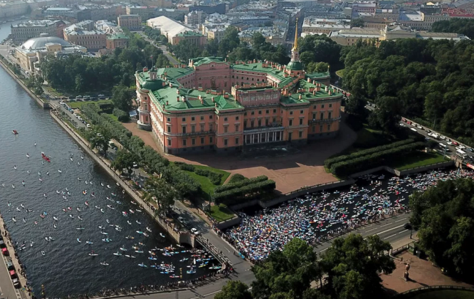 Festival de SUP, Rio Fontanka, São Petersburgo, Rússia. Foto: Reprodução.