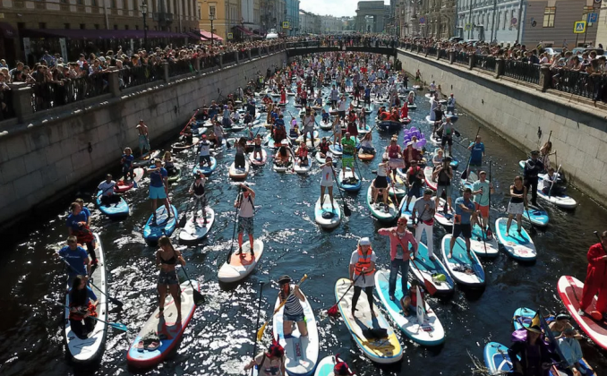 Festival de SUP, Rio Fontanka, São Petersburgo, Rússia. Foto: Reprodução.