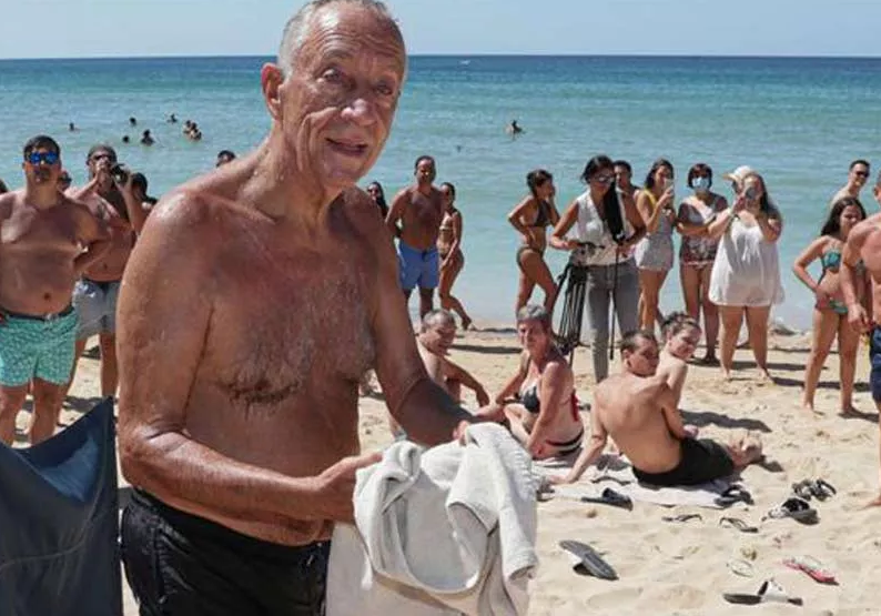 Salva-vidas nas horas vagas: Marcelo Rebelo de Sousa socorre banhistas em apuros em Portugal.