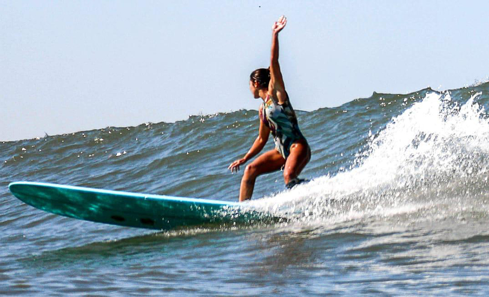 Monique Pontes coloca o surfe em dia na Praia do Itararé.