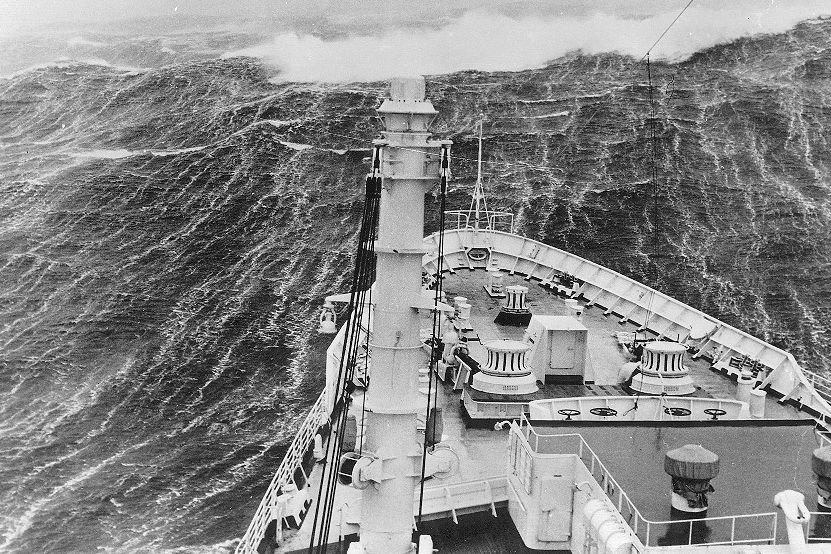 No passado, ondas colossais que surgiam do nada e sem nenhum aviso no mar aberto, eram consideradas fruto da imaginação de velhos marinheiros.
