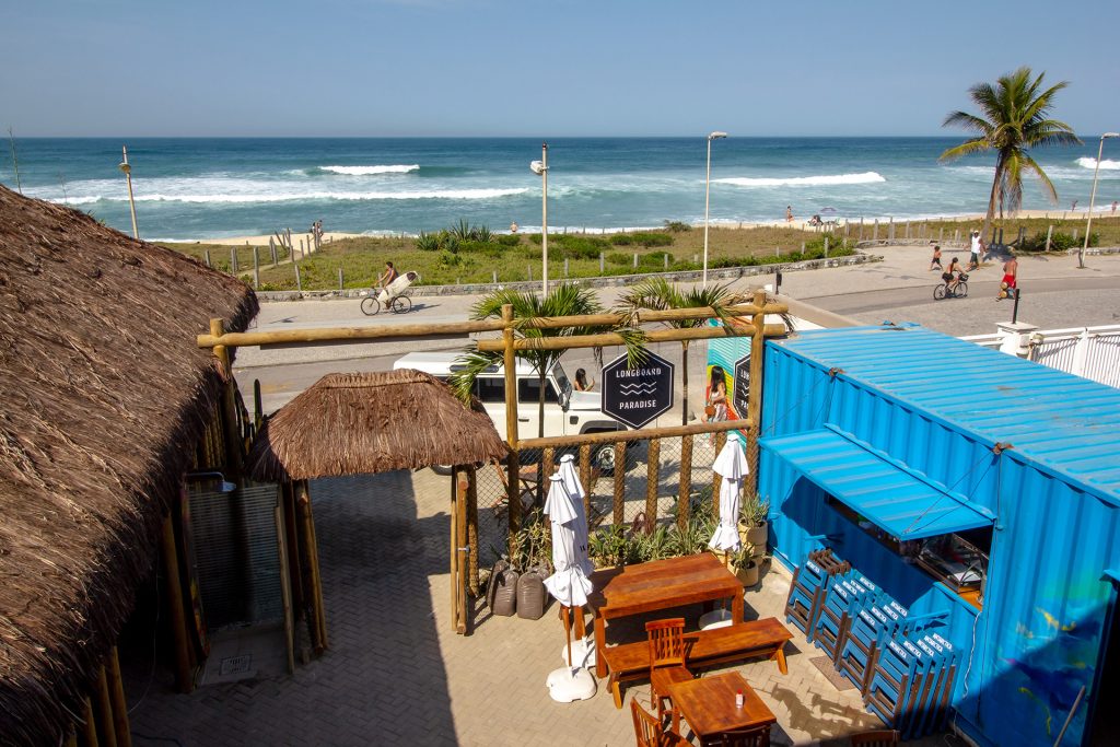 Evento acontece em frente ao Hostel Longboard Paradise, na Praia da Macumba (RJ).