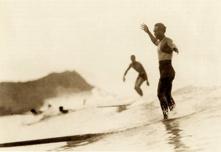 Duke surfando com sua prancha “Olo” em Waikiki, 1931.